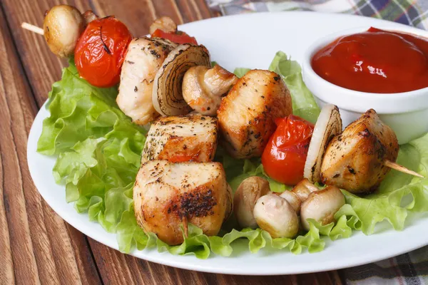Roasted chicken with vegetables on skewers with sauce — Stock Photo, Image