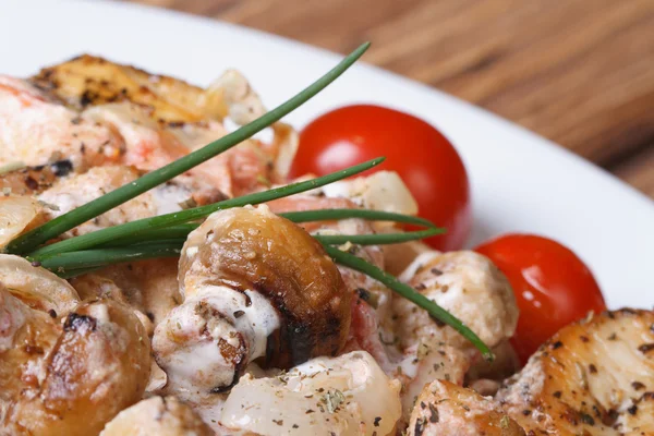 Ayam fillet dengan jamur dan saus makro — Stok Foto