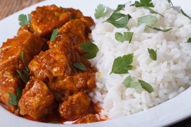 tabakta tavuk köri ve otlar closeup ile pirinç