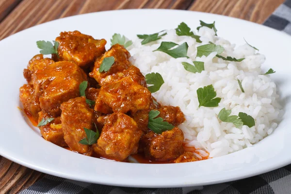 Délicieux filet de curry de poulet avec du riz dans une assiette — Photo