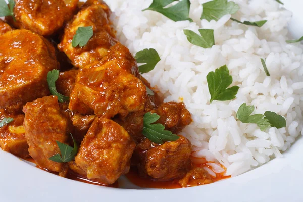 Arroz y trozos de pollo al curry en un plato —  Fotos de Stock