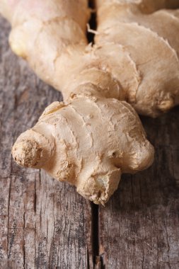 zencefil kökü makro eski ahşap masa. dikey