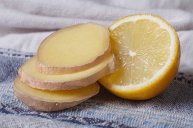 dilimlenmiş zencefil kökü ve yarım limon kadar yakın