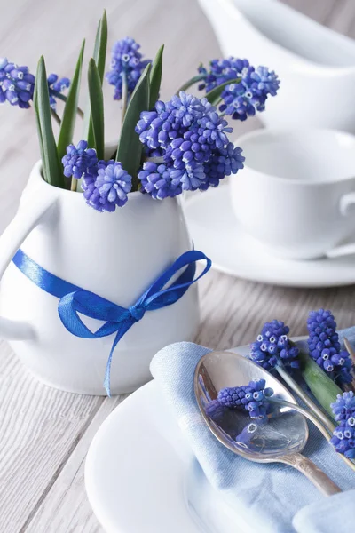 Elegant table setting with beautiful blue flowers muscari — Stock Photo, Image