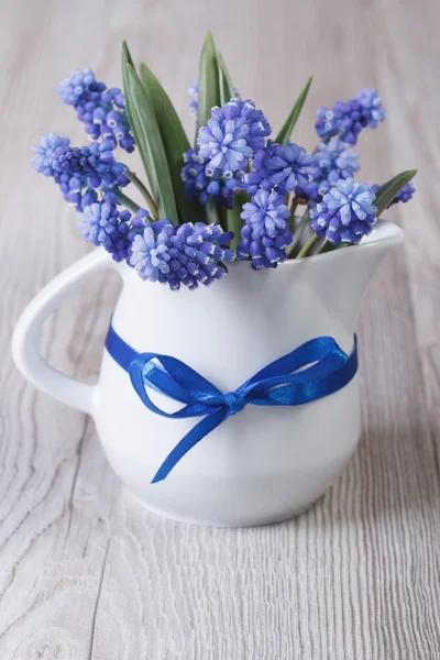 Sanfter Frühlingsstrauß blauer Muscari-Blüten in einem Krug — Stockfoto