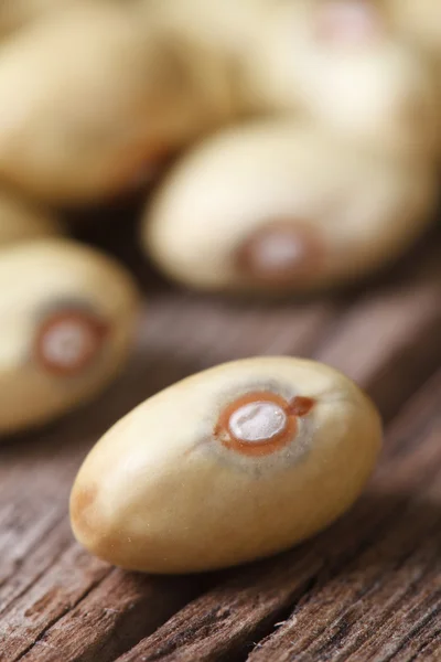 Haricots jaunes crus sur une vieille macro en bois — Photo