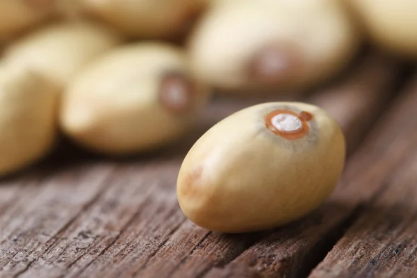 Fagioli gialli macro orizzontali su un vecchio legno — Foto Stock