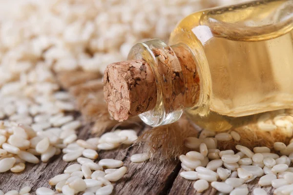 Sesamöl in einer Glasflasche mit Korken — Stockfoto