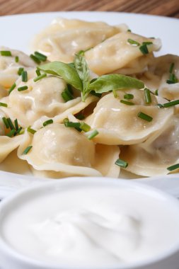 köfte tatlı fesleğen ve chives ile beyaz bir plaka üzerinde