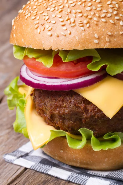 Hamburger con carne, formaggio, pomodoro, cipolla e lattuga — Foto Stock