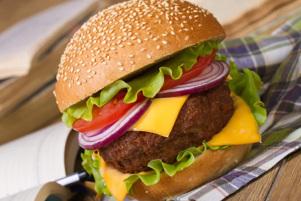 Hamburger fresco: pranzo scolastico — Foto Stock