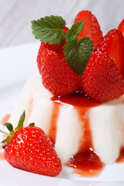 Panna cotta tatlı taze çilek yakın çekim ile