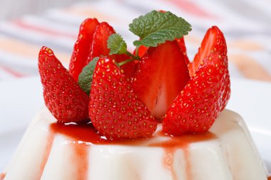 Nane makro üzerinde panna cotta tatlı taze çilek