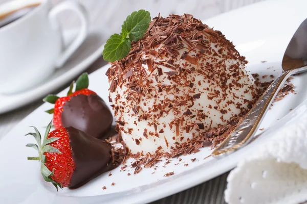 Panna cotta au chocolat noir râpé et fraises — Photo