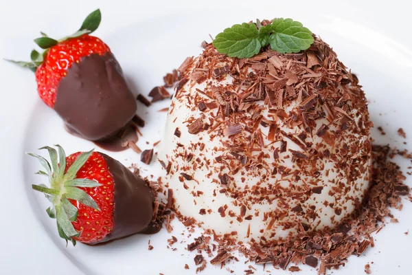 Panna cotta dessert and strawberries in chocolate top view — Stock Photo, Image