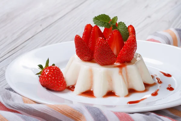 Italian dessert panna cotta with fresh strawberries — Stock Photo, Image