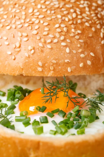 Smörgås med ugnsbakad kyckling ägg vertikala makro — Stockfoto