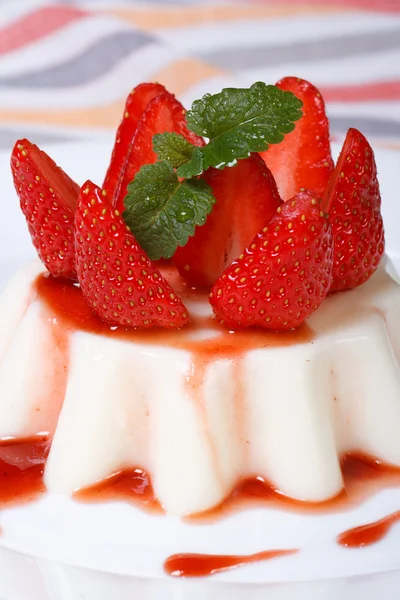 Dessert italien panna cotta aux fraises avec sauce aux baies — Photo
