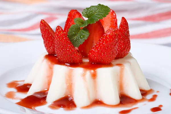 Panna cotta with strawberries and mint, with berry syrup — Stock Photo, Image