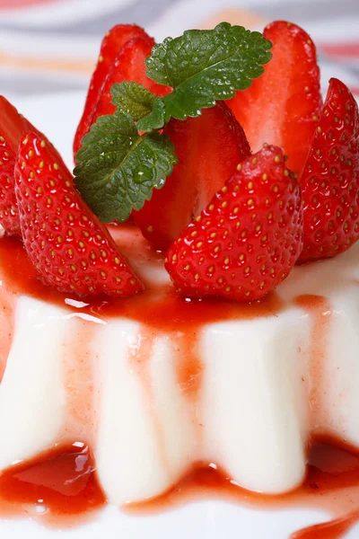 Dessert pannacotta med jordgubbar och bär sirap. makro — Stockfoto
