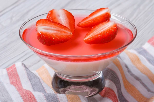 Panna cotta postre con fresas rojas frescas en un vaso — Foto de Stock