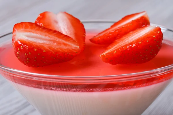 Delicada panna cotta con fresas en una macro de vidrio — Foto de Stock