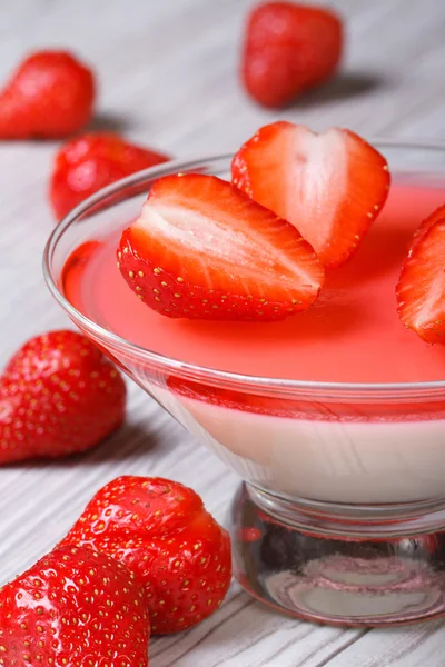 Läcker pannacotta i ett glas och jordgubbar. vertikala — Stockfoto