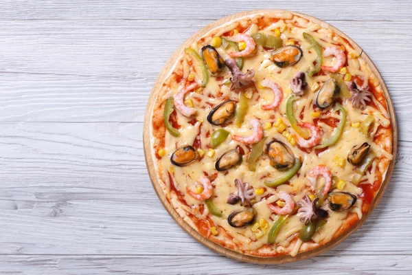 Pizza italiana con pesce primo piano vista dall'alto — Foto Stock
