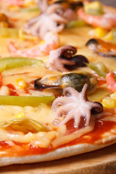 Italian pizza with octopus, mussels and vegetables — Stock Photo, Image
