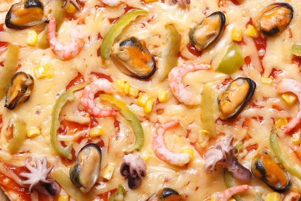 Pizza ai frutti di mare med bläckfisk, musslor och räkor konsistens — Stockfoto