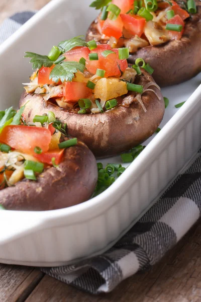 Cucina vegetariana: funghi ripieni al portobello — Foto Stock