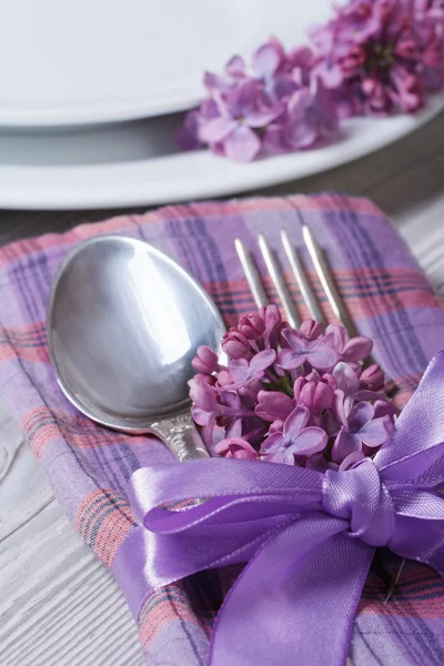 Сервировка стола в фиолетовых тонах, украшение цветами сирени . — стоковое фото