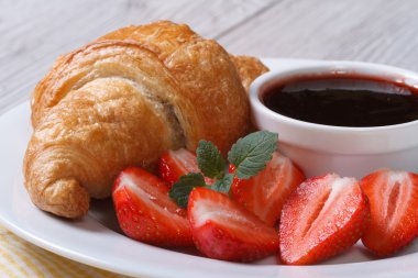 kruvasan marmelat ve taze çilek closeup ile