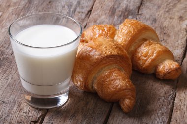 kolay ve sağlıklı bir kahvaltı: süt ile ay çöreği