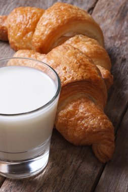 Kahvaltı: süt ve kruvasan makro. dikey 