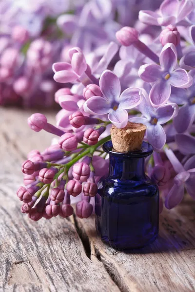 Essence de fleurs lilas parfumées en gros plan vertical — Photo