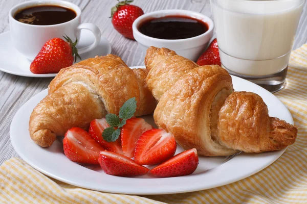 Croissanter med jordgubb, kaffe och mjölk - hälsosam frukost — Stockfoto