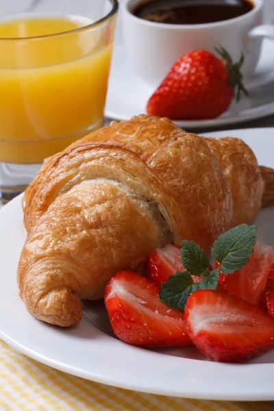 Kontinental frukost: croissanter med färska jordgubbar — Stockfoto