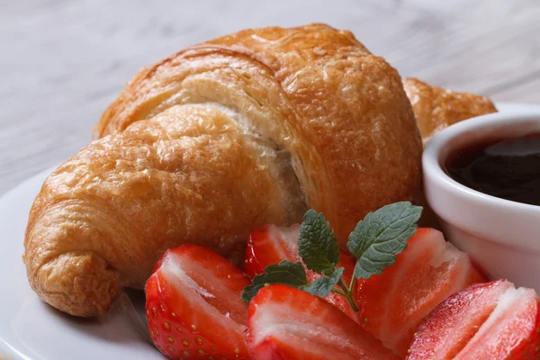 Croissant med färska jordgubbar och sylt makro — Stockfoto