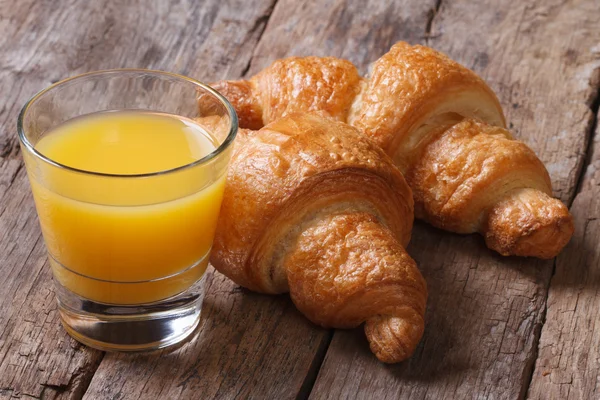 Kontinental frukost: apelsinjuice och croissanter — Stockfoto
