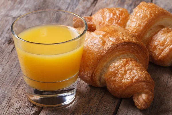 Hälsosam frukost: orange juice och croissanter makro — Stockfoto