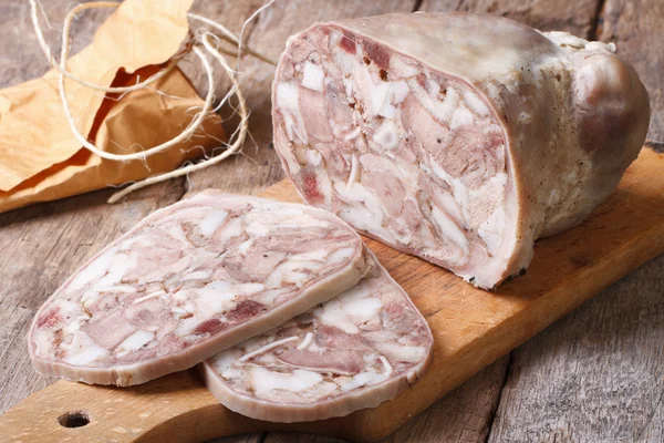 Skär headcheese på hugga styrelsen närbild — Stockfoto