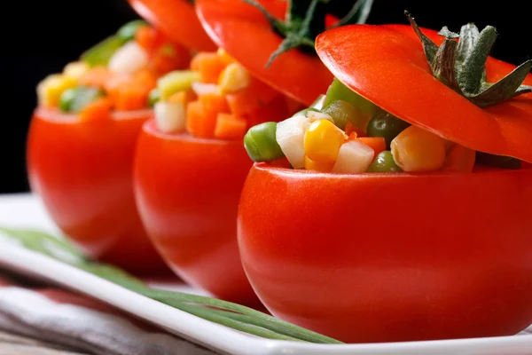 Tomater fyllda med färska grönsaker horisontella. låg nyckel — Stockfoto