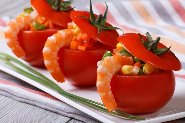 Tomates recheados com camarão, arroz e legumes closeup — Fotografia de Stock