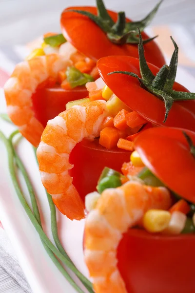 Tomates rouges fraîches farcies de légumes et de crevettes. macro — Photo
