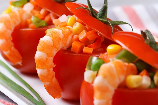 Tomates rouges farcies de légumes et de crevettes. macro . — Photo