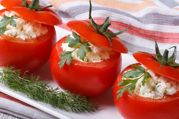 Tomates rojos frescos rellenos de queso blando y hierbas —  Fotos de Stock