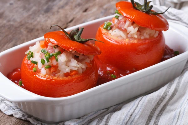 Gebackene Tomaten gefüllt mit Reis, Gemüse und Fleisch — Stockfoto