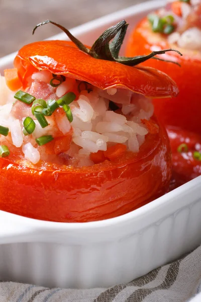 Aperitivo caliente de tomates al horno rellenos de arroz — Foto de Stock