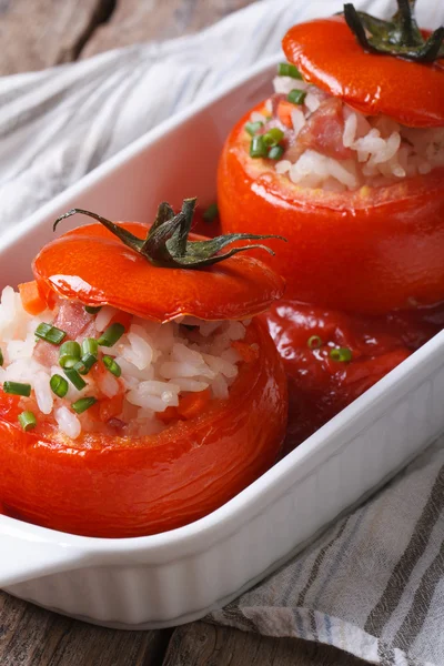 Aperitivo caliente de tomates al horno rellenos de arroz, verduras —  Fotos de Stock